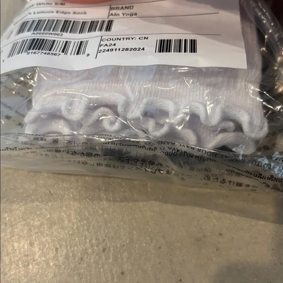 NWT Authentic ALO Yoga Women's Lettuce Edge Socks & Alo gift bag - Picture 10 of 13